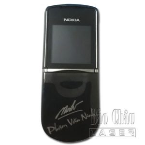 Khắc điện thoại theo yêu cầu