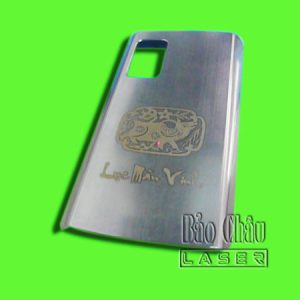 Khắc logo, hoa văn lên vỏ điện thoại