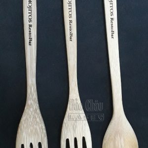 Khắc chữ lên muỗng, nĩa gỗ